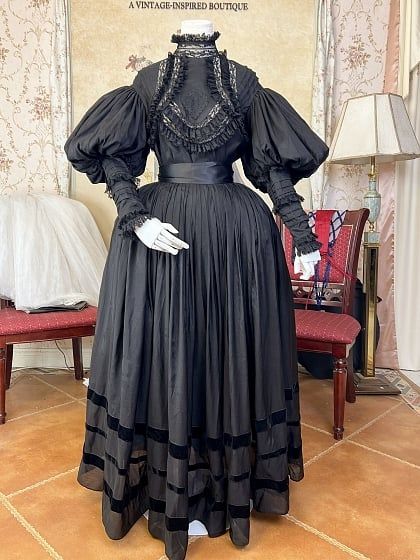 Black Leg-of-Mutton Sleeves Vintage Lace Blouse and Black Skirt Long Version Set Black Victorian Dress, Vintage Lace Blouses, Punk Mode, Victorian Era Dresses, Leg Of Mutton Sleeve, Cold Summer, Blouse Skirt, Gibson Girl, Victorian Clothing