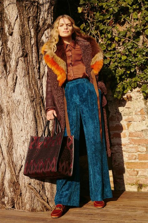 La nuova moda sulle ispirazioni anni '70 - Shoelove by Deichmann Winter Going Out Outfits, Looks Adidas, Boho Winter Outfits, 00s Mode, Stile Blair Waldorf, Adrette Outfits, Pullovers Outfit, Winter Outfits Aesthetic, 70s Inspired Fashion