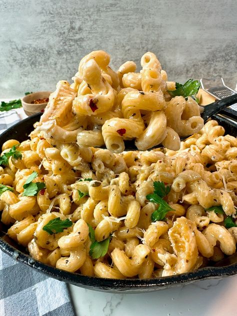 Buttery, creamy, and ultra-cheesy noodles, tossed with herbs, bubbly Brie, and red pepper. This unbelievable dish requires a handful of ingredients and is ready in minutes! Baked Brie Pasta, Brie Pasta Recipes, Noodle Sauces, Crab Leg Recipes Boiled, Brie Pasta, Cheesy Noodles, Cheesy Orzo, Brie Cheese Recipes, Pasta Bake Vegetarian