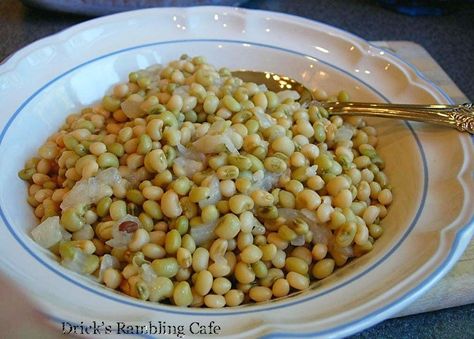 Nothin' better than a bowl of summer's tastiest delicacy - LADY PEAS, cooked southern of course! Lady Cream Peas Recipe, Zipper Peas Recipe, Butter Peas Recipe, Lady Cream Peas, Lady Peas, Butter Peas, Magical Fruit, Creamed Peas, Southern Recipe