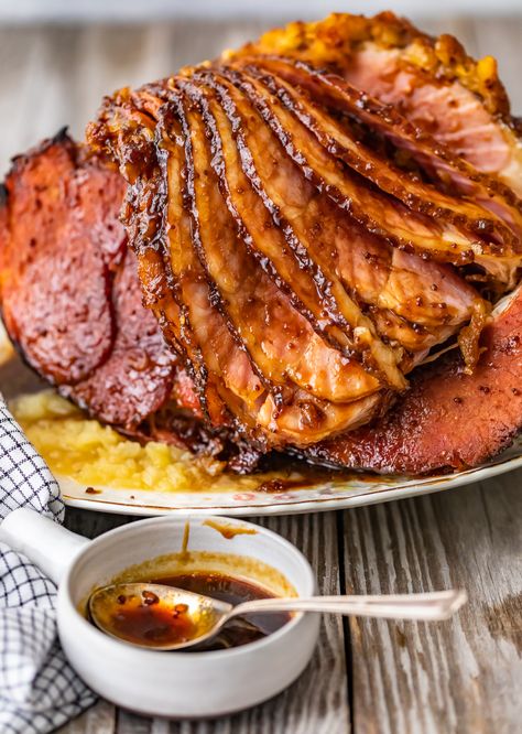 sliced spiral ham with brown sugar glaze Best Spiral Ham Recipe, Casseroles Breakfast, Pineapple Glaze For Ham, Haircut Coupons, Holiday Ham Recipes, Ham Glaze Brown Sugar, Ham Recipes Baked, Pineapple Ham, Ham Glaze Recipe