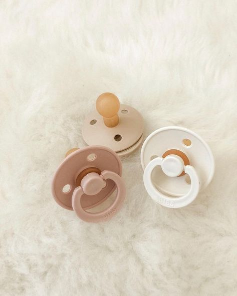 Scandinavian Baby, Baby Pacifiers, Baby Binky, Minimalist Baby, Baby High Chair, Baby Necessities, Shower Bebe, Baby Must Haves, Babymoon