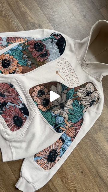 - Check more at https://howcandothis.com/diyideas/95319/ Old Hoodie Upcycle, Patchwork Clothes Diy Ideas, Reworked Sportswear, Diy Patchwork Hoodie, Hoodie Diy Upcycle, Upcycling Sweatshirt, Reworked Clothes Diy Ideas, Reworked Thrift, Sweatshirt Upcycle Diy