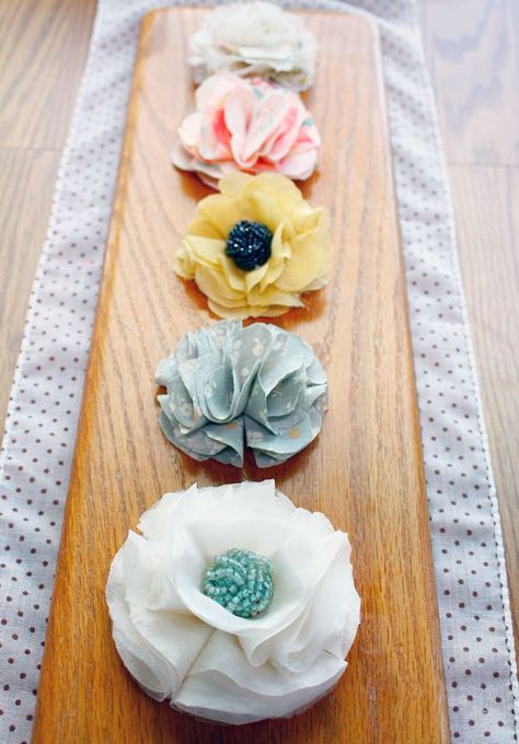 No-Sew Fabric Flower Tutorial... Not that I need to be crafty.  I have connections in the bow making world (Carly) Perlengkapan Bayi Diy, Easy Fabric Flowers, Diy Fleur, Diy Flores, Girl Headbands, Fleurs Diy, Fabric Flower Tutorial, Diy Bebe, Bows Diy