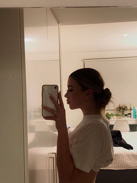 Side Profile Mirror Pic, Side Profile Mirror Selfie, Side Mirror Selfie, Side Profile Poses, Profile Iphone, Woman Makeup, Mirror Selfie Poses, Instagram My Story, Iphone Aesthetic