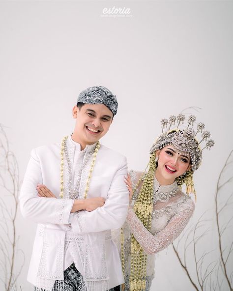 Pose Foto Pernikahan, Nikah Adat Jawa, Indonesia Traditional Clothes, Muslim Wedding Photos, Pose Pengantin, Indonesia Traditional, Javanese Wedding, Bridesmaid Poses, Muslim Wedding Photography