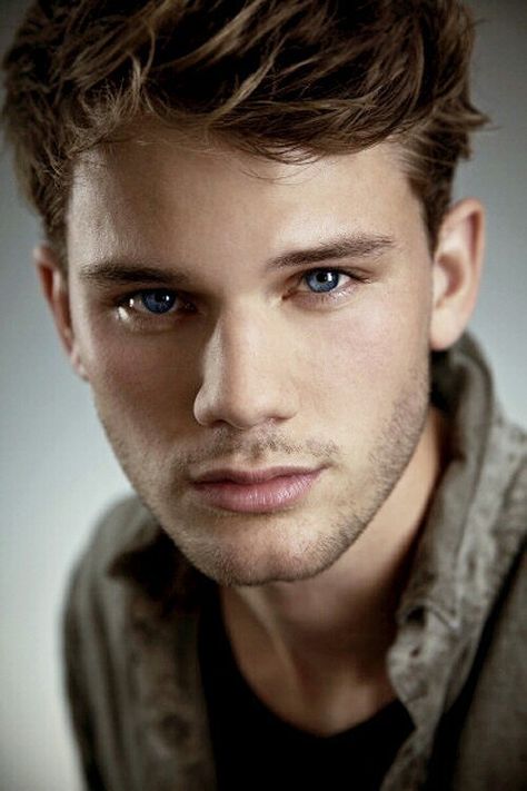 Budapest Jeremy Irvine, Fangirl Problems, Male Actors, British Actors, Male Face, Celebrities Male, Beautiful Eyes, Face Claims, Blue Eyes