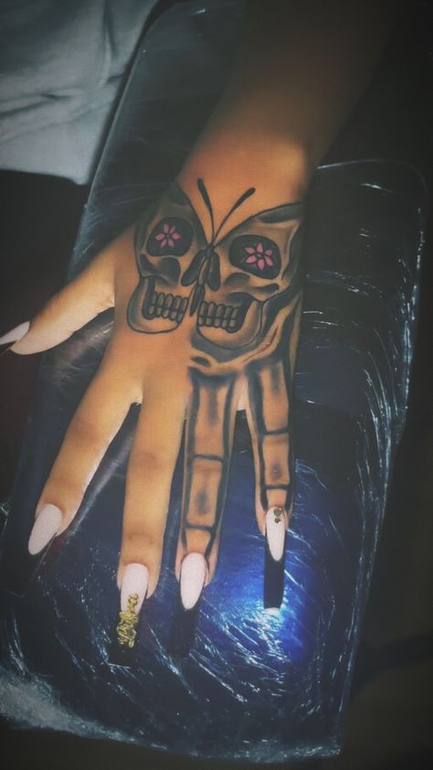 Cute Thigh Tattoos, Skull Hand Tattoo, Hand Tattoos For Girls, Cute Hand Tattoos, Hand And Finger Tattoos, Pretty Hand Tattoos, Tattoos For Women Half Sleeve, Tasteful Tattoos, Tattoos For Black Skin