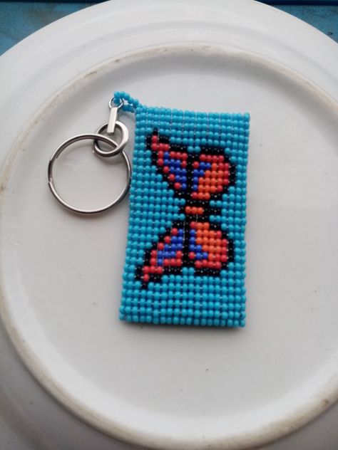 Loom beaded key holder Beaded Key Holders, Bead Loom Keychain, Bead Loom Designs, Indian Bridal Jewelry Sets, Pixel Crochet, Animal Cross Stitch Patterns, Brick Stitch Pattern, Bead Embroidery Patterns, Loom Pattern