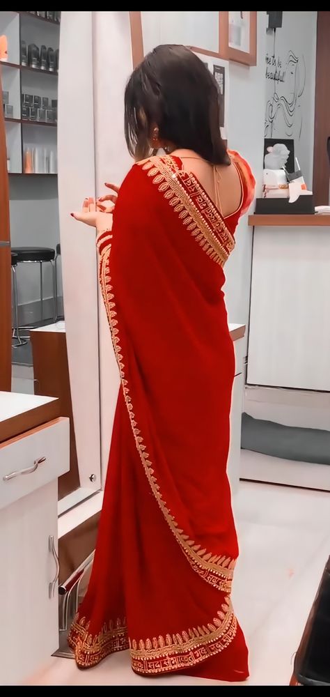 Teej Special Pose, Teej Festival Poses Women, Red Saree For Newly Married, New Married Girl Look In Saree, Teej Festival Video Status, Teej Festival Dress, Teej Festival Outfits Women, Karwachouth Poses, Newly Wed Indian Bride Look In Saree