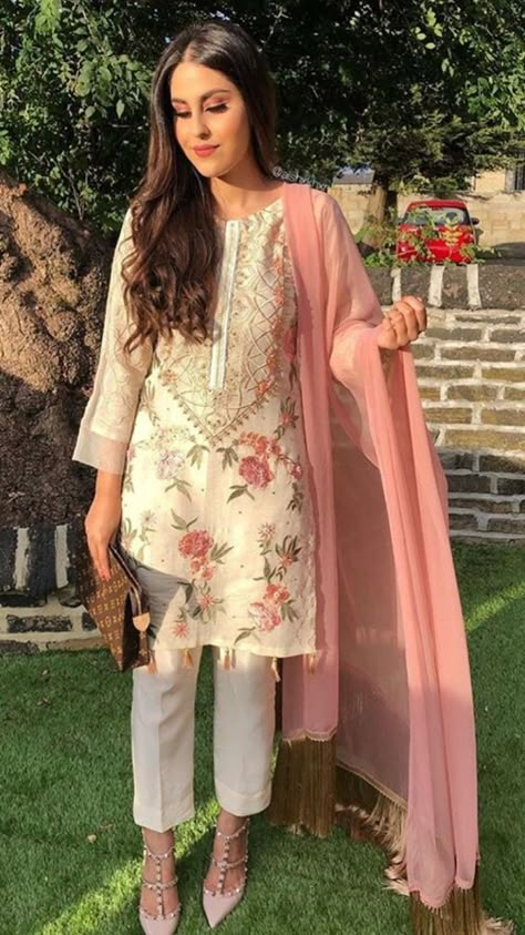 Eid Outfits Pakistani, Dress Design Pakistani, Eid Outfit Ideas, Suits For Women Indian, Pink Dupatta, Suit Salwar, Pakistani Formal Dresses, Eid Outfits, Pakistani Fashion Casual