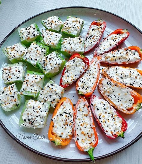 Home Cook Snack Ideas Savoury, Clean Food Snacks, Appertiser Ideas, Healthy Easy Snacks, Pepper Cream Cheese, Mini Tomatoes, Healthy Munchies, Mini Peppers, Keto Fruit