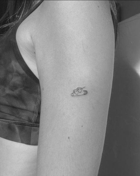 Pin With Hearts Tattoo, Pin Heart Tattoo, Matching Mini Tattoos, Safety Pin Heart Tattoo, Heart Tattoo Aesthetic, Horizontal Tattoo, Tattoo Pequeños Mujer, Safety Pin Heart, Safety Pin Tattoo