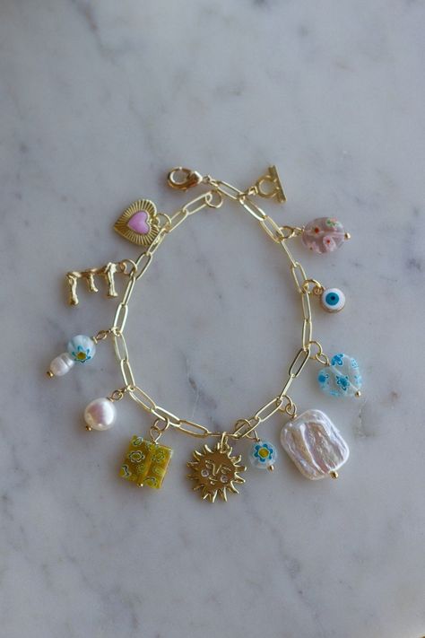 Braclets Idea Gold, Charm Bracelet Ideas Diy, Jewlerie Aesthetic Diy, Cute Jewelry Aesthetic, Colorful Jewelry Aesthetic, Jewelry Making Aesthetic, Jewelry Tour, Charm Bracelet Aesthetic, Cute Beaded Jewelry