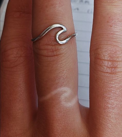 Ring Tan Lines, Beach Jewelry Rings, Beach Rings Aesthetic, Summer Tan Line Aesthetic, Tan Line Tattoo, Tanning Tatoos, Tan Tattoo Aesthetic, Summer Earrings Beach, Silver Summer Jewelry