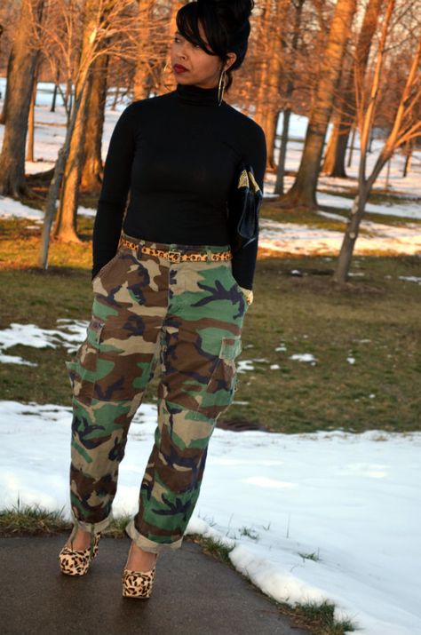 Pants: Army Surplus / Top: H&M / Shoes: Steve Madden / Handbag: Iman Handbag / Earrings: Sweenee / Belt: Target Yup, I've got on my FAVE pants again! I Camouflage Fashion, Camouflage Outfits, Afrikaanse Mode, Camo Outfits, Winter Fashion Outfits Casual, Camouflage Pants, Camo Fashion, Outfit Jeans, Camo Pants