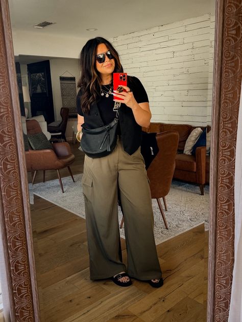 Curvy Cargo Pants Outfit, High Waisted Pants Plus Size, Plus Size Wide Leg Pants Outfit, Wide Leg Cargo Pants Outfit, Therapist Attire, Back To Work Outfits, 30’s Fashion, Plus Size Business Attire, Outfit Ideaa