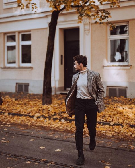 Men’s Street Photoshoot, Autumn Men Photoshoot, Photography Poses For Men Outdoor Male Models, Man Outdoor Photoshoot, Photoshoot For Men Ideas, Men’s Fall Outfits Photoshoot, Fall Men Photoshoot, Men’s Fall Photoshoot, Photographer Style Outfits