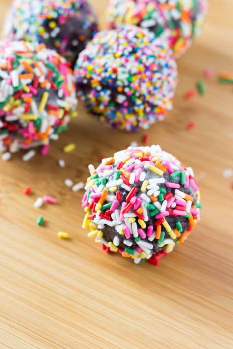 Chocolate Doughnut, Chocolate Doughnuts, Doughnut Holes, Doughnut Shop, Sprinkle Donut, Doughnut Cake, Vanilla Glaze, Donut Holes, Doughnut Recipe