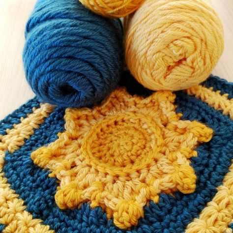 Sun and stars – free granny square pattern – Crochet Cloudberry Space Themed Granny Square, Crochet Sun Granny Square Free Pattern, Cool Granny Square Crochet, Sun Granny Square Crochet Pattern, Crochet Sun Pattern Free, Sun Crochet Granny Square, Crochet Sun Square, Crochet Sun Blanket, Cool Crochet Granny Squares