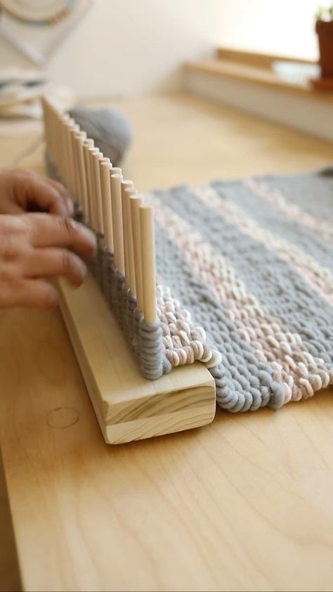 Peg Loom Weaving, Weaving Patterns Loom, Woodworking Tools For Beginners, Weaving Loom Diy, Stitches Crochet, Weaving Loom Projects, Peg Loom, Loom Knitting Projects, Loom Knitting Patterns