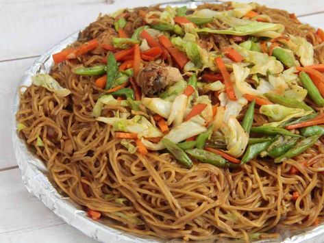 Chicken Pancit Recipe, Pancit Palabok Recipe, Pancit Canton Recipe, Accordion Potatoes, Filipino Pancit, Pancit Recipe, Stir Fry With Egg, Pancit Canton, Steamed Rice Cake