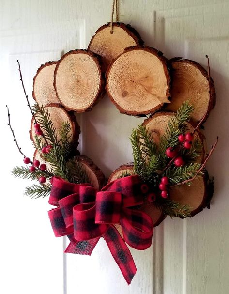 Log Slice Crafts Christmas Decorations, Round Wood Craft Ideas, Wood Slice Wreath Diy, Wooden Wreath Ideas Christmas, Wooden Crafts Ideas, Tre Kunst, Wooden Ideas, Wooden Christmas Crafts, Christmas Arts And Crafts