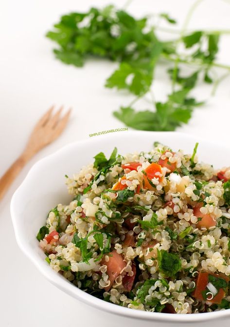 Quinoa Tabbouleh Tabbouleh Salad Recipe, Quinoa Tabbouleh, Homemade Tahini, Tabbouleh Salad, Easy Mediterranean Diet Recipes, Simply Quinoa, Healthy Lunch Meal Prep, Quinoa Healthy, Mediterranean Diet Recipes