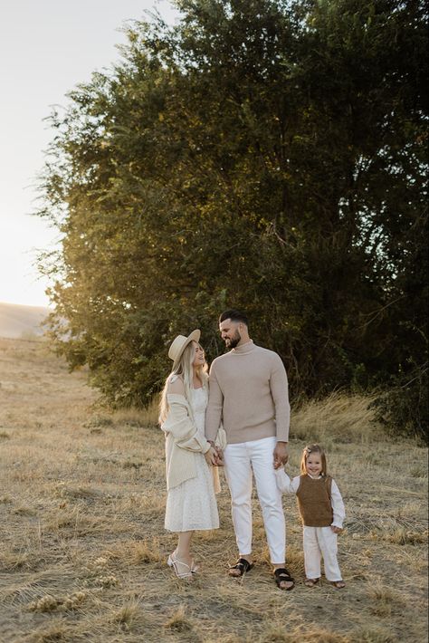 Family Of Three Fall Photoshoot, Family Photos 1 Child, Family Photos With 2 Toddlers, One Year Old Fall Photos, Family Of 3 Poses With Older Child, Family Of 3 Fall Photoshoot, Family Of 3 Photoshoot Older Child, Family Photoshoot Outside, November Family Photos