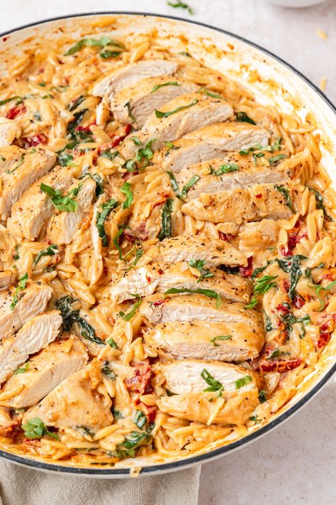 This one-pan creamy Tuscan chicken orzo is an easy and filling weeknight dinner that comes together in about 30 minutes! With sundried tomatoes, spinach, and fresh basil it'll be your new favorite Italian-inspired meal! Chicken Sausage Orzo, Tuscan Chicken Orzo, Sausage Orzo, Orzo Dishes, Sundried Tomato Chicken, Salad Appetizer Cups, Creamy Tuscan Chicken, Orzo Recipe, Chicken And Pasta