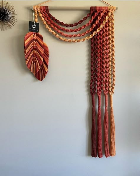 Diy Wall Hanging Ideas, Simpul Makrame, Macrame Garland, Pola Macrame, Wall Hanging Ideas, Macrame Wall Hanger, Macrame Plant Hanger Patterns, Macrame Knots Tutorial, Boho Crafts Diy