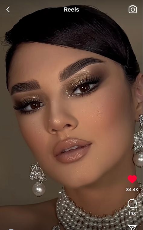 Prom Makeup Looks For Brown Eyes, Great Gatsby Make Up, Makeup For Gold Dress Prom, 1920 Makeup Gatsby, Masquerade Ball Makeup, Messy Makeup Aesthetic, 1920s Makeup Gatsby, Great Gatsby Makeup, 1920 Makeup