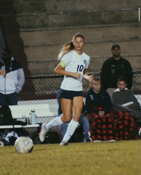 Varsity Soccer Aesthetic, Soccor Girls Aesthetic, Women In Soccer, Soccer Women Aesthetic, Vision Board Soccer, Football Girls Aesthetic, Soccer Vision Board, Football Aesthetic Girl, Playing Soccer Aesthetic