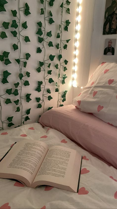 Aesthetic Room Door, Hostel Room Ideas, Room Decor Hostel, Preppy Teen Bedroom, Hostel Decor, Hostel Room Makeover, Room Preppy, Preppy Teen, Aesthetic Home Office