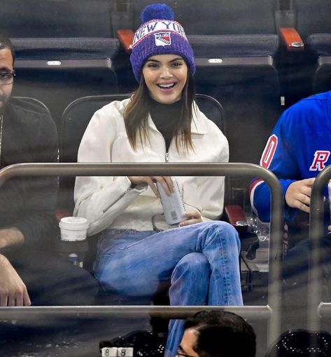 Kendall Basketball Game Outfit, Kendall Jenner Hockey Game, Kendall Jenner Basketball Game, Celebs At Hockey Games, Kim Kardashian Basketball Game, Hockey Game Outfit, Kendall Jenner Outfits Casual, Kylie Style, Capitals Hockey