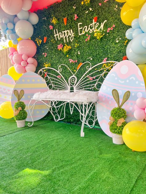 🐰𝐄𝐚𝐬𝐭𝐞𝐫 𝐁𝐮𝐧𝐧𝐲 𝐒𝐞𝐭 𝐮𝐩 🐰we are located in orlando, FL. Event stylist Easter Bunny Picture Backdrop Ideas, Easter Bunny Photo Booth, Easter Bunny Photos, Easter Bunny Backdrop, Easter Photo Booth, Easter Photo Backdrop, Selfie Studio, Easter Buffet, Easter Backdrop