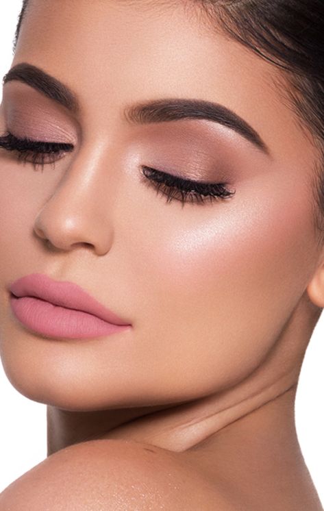 With the right pink, this soft glam makeup look will look flawless Get inspired at www.weddingetc.co.za Rosa Make-up, Tutorial Eyeliner, Pink Eyeshadow Look, Eyeliner Tips, Kylie Makeup, Pink Eye Makeup, Perfect Lipstick, Soft Glam Makeup, Smink Inspiration