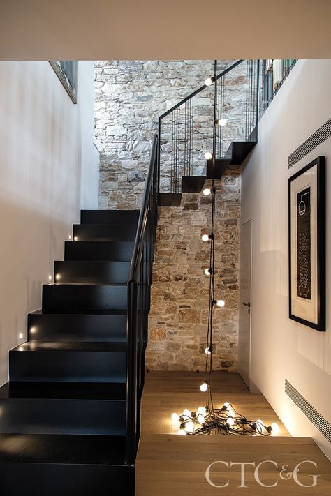 Aris Konstantinidis designed this home in the 1960s and recently received an update by interior designer Katerina Veremi Xynogala. #homedesign #homedecor #staircase #lightinginspo #stringlights #homeinspo #designinspo #greekstyle - Photographs by Ioanna Roufopoulou Decoration Cage Escalier, Industrial Staircase Design, Stairs Wall Design, Industrial Staircase, Black Staircase, Stair Ideas, Black Stairs, Stair Rail, House Staircase