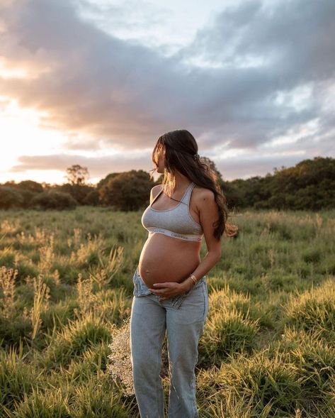 20 Weeks Pregnant Belly, Outdoor Pregnancy Photoshoot, 2023 Maternity, Fall Maternity Shoot, Fall Maternity Pictures, Maternity Picture Outfits, Fall Maternity Photos, Maternity Photography Poses Outdoors, 20 Weeks Pregnant