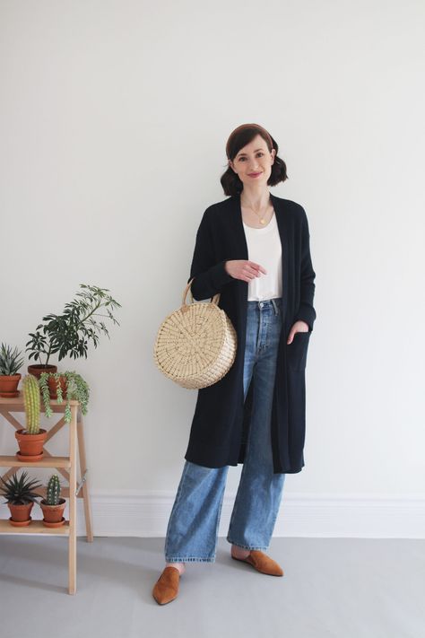 LOOSE JEANS AND A LONG CARDIGAN - Style Bee Cardigan Outfit Autumn, Mom Jean Outfits, Nude Flip Flops, Long Cardigan Outfit, Slippers Outfit, Mom Jeans Outfit, Outfit Autumn, Long Slip Dress, Navy Blue Cardigan