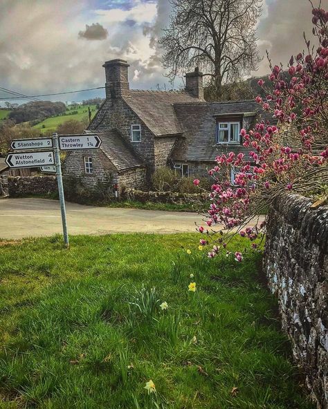 🔸 Tag #Excellent_Britain 🔸 on Instagram: “. Photographer: @ladynicking Selected by: @carorice_photography Location: Ilam, Stoke-on-Trent . C O N G R A T U L A T I O N S ! Thank you…” Snake Pass Peak District, The Lake District England, Stanage Edge Peak District, Narborough Road Leicester, Photography Location, Stoke On Trent, Location Photography, R A, The Selection