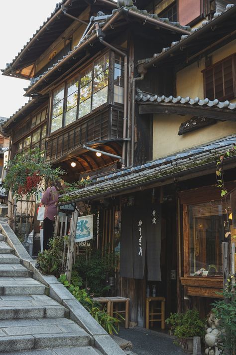 Residential cottage house with courtyard · Free Stock Photo Japanese Buildings, Japan Architecture, House Games, Watercolor Architecture, Japan Photography, Dream Place, Aomori, Kamakura, Japanese House