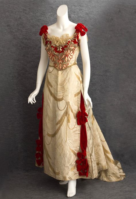 Ball Gown 1890 1890 Fashion, Gaun Abad Pertengahan, Historical Gowns, 1890s Fashion, 1800s Fashion, Look Retro, 19th Century Fashion, Old Dresses, Victorian Clothing