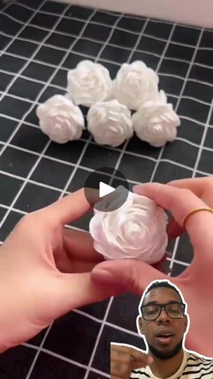 Saint Valentin Diy, Homemade Gift Baskets, Toilet Paper Crafts, Paper Craft Videos, Fleurs Diy, Instruções Origami, Diy Crafts Paper, Crafts Paper Flowers, Pinterest Diy Crafts