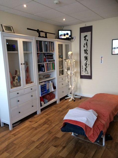 At Home Clinic Room, Massage Therapy Office, Room Esthetics, Aesthetician Room, Therapy Office Ideas, Home Clinic, Clinic Room, Spa Massage Therapy, Massage Room Ideas