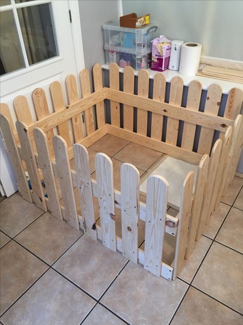 wooden puppy dog pen made from old pallets Diy Dog Playpen, Diy Puppy Pen, Diy Dog Pen, Indoor Dog Pen, Puppy Pen, Puppy Pens, Dog Bedroom, Puppy Playpen, Dog Pens