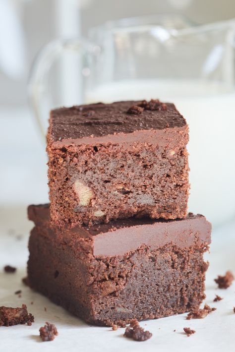 Brownie Recipe Without Cocoa Powder - Happy Happy Nester Brownie Recipe Without Cocoa Powder, Moist Brownie Recipe, Frosted Brownies Recipe, Classic Brownies Recipe, Berry Cobbler Recipes, Almond Biscotti Recipe, Flowers And Food, Crispy Chocolate Chip Cookies, Butter Sugar Cookies