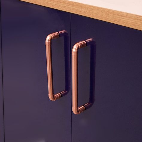 Kitchen Drawer Handles, Copper Door, Kitchen Cupboard Handles, Kitchen Cabinet Door Handles, Industrial Kitchen Design, Kitchen Door Handles, Copper Handles, Diy Plumbing, Cupboard Handles