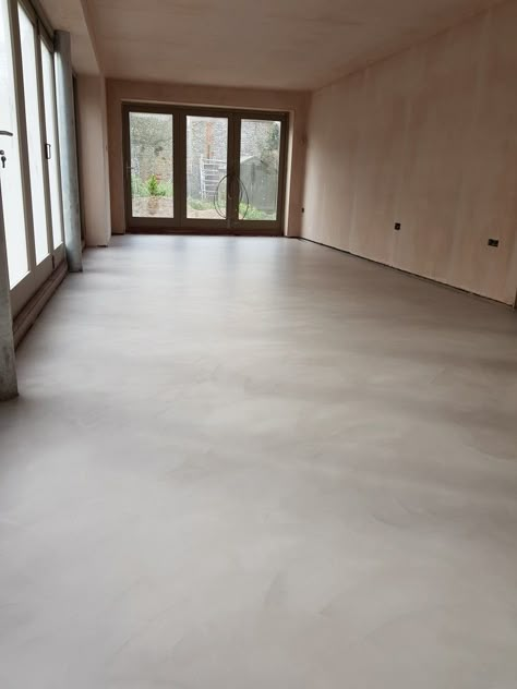 Cement Interior Floors, Microtopping Floor, Microcement Kitchen Floor, Microcement Texture, Microcement Floor, Microcement Kitchen, White Concrete Floors, Concrete Floors In House, Acid Stained Concrete Floors