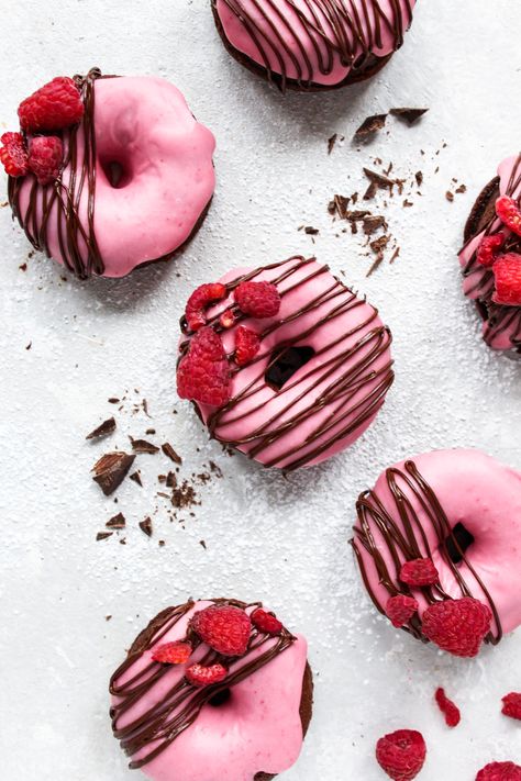 Ultimate Raspberry Cake Donuts - Sweets by Elise Donut Story, Strawberry Crinkle Cookies, Raspberry Donut, Raspberry Chocolate Cake, Donuts Ideas, Raspberry Glaze, Donut Filling, Brunch Dessert, Yeast Donuts